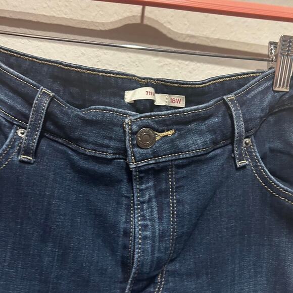 Levi's 711 Skinny high-waisted skinny jeans with star embellishments - Picture 4 of 8